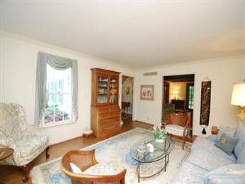 4th image of 6915 Royalgreen Dr