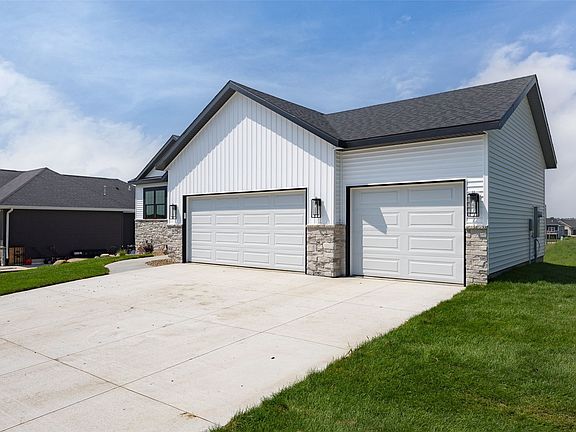 3rd image of 1435 Cardinal Dr