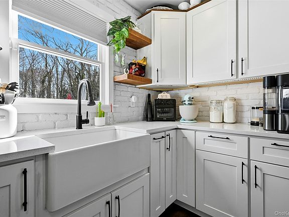 5th image of 418 Old Farmingdale Road