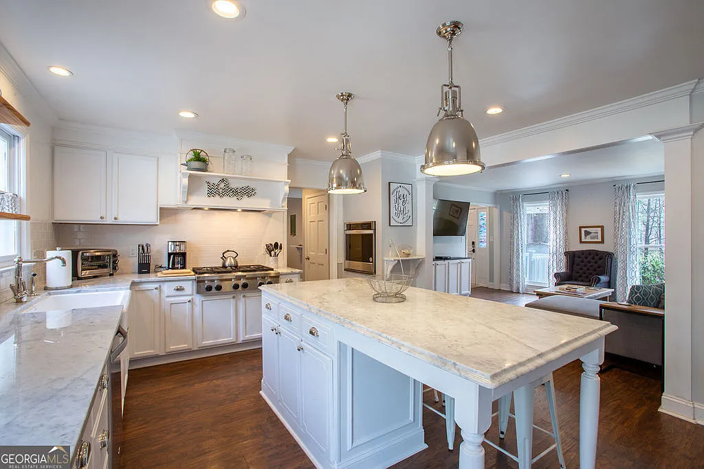 3 bed, 3.0 bath, 3200 sqft, $5,000 — Photo 1