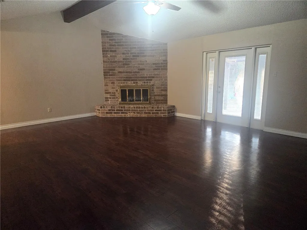 3 bed, 2.0 bath, 2069 sqft, $2,300 — Photo 2
