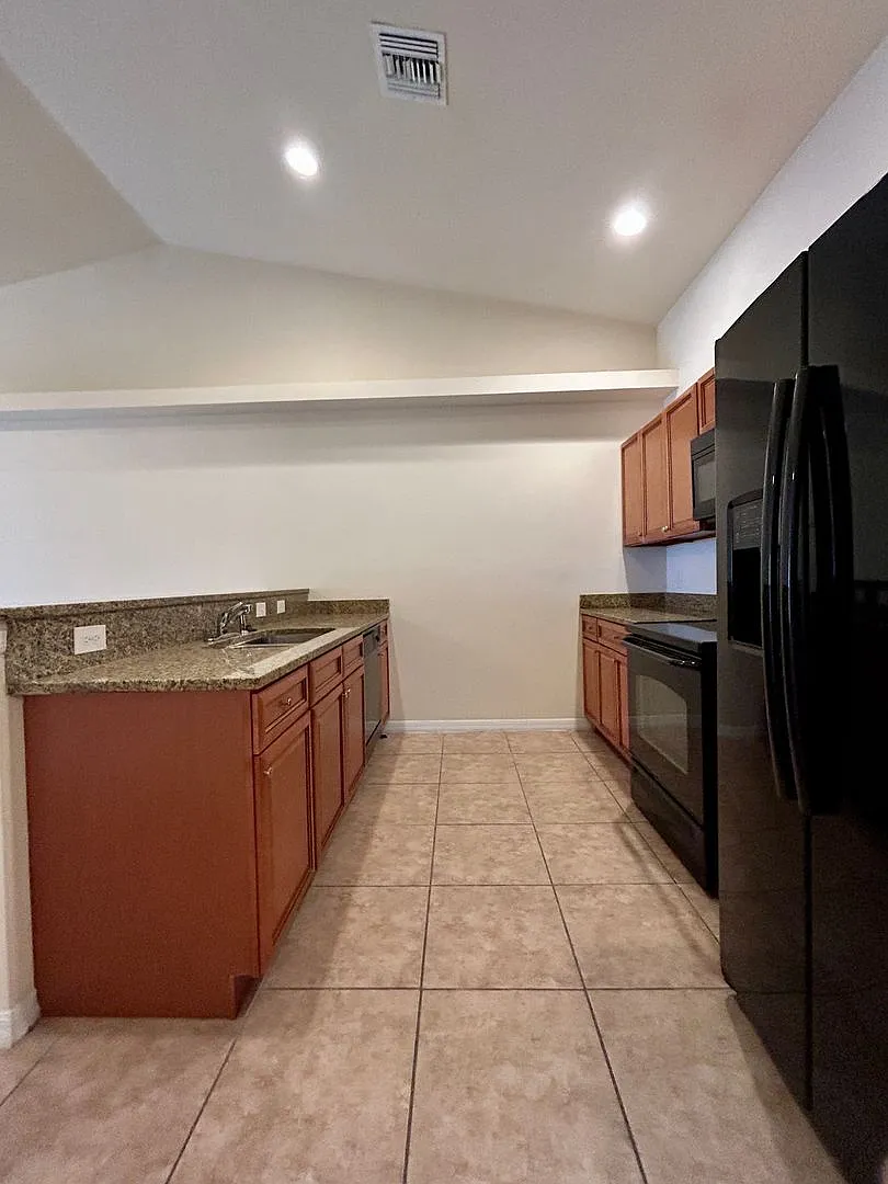 Excellent Three Bedroom-Two Bath -One Car Garage-Duplex — Photo 3