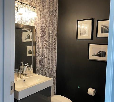 4th image of 510 W Erie St #1708