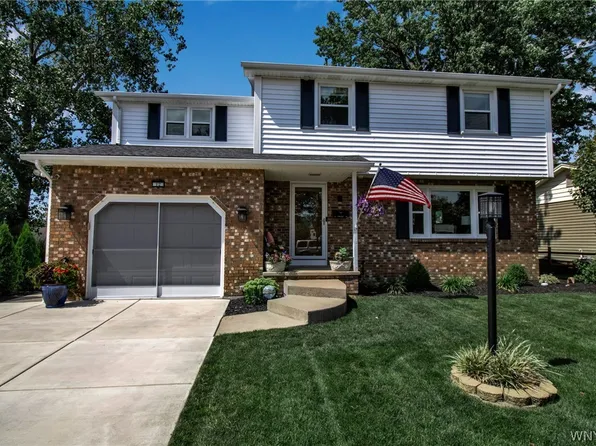 12 Parkside Dr, Lancaster, NY 14086