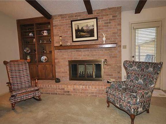 5th image of 1001 Oakridge Dr