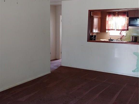 4th image of 302 Oak St