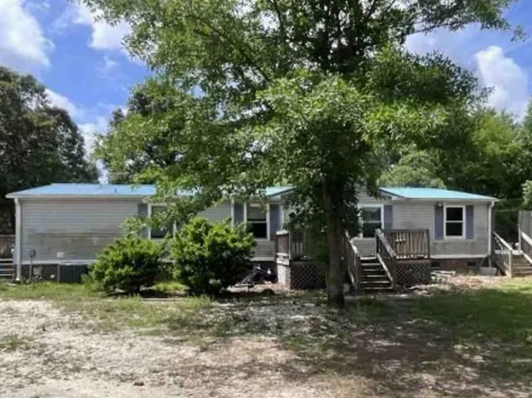 124 Edgewater Ln, Richlands, NC 28574
