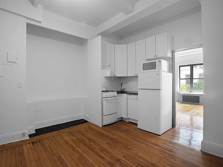 19 W 69th St #403 — Photo 3