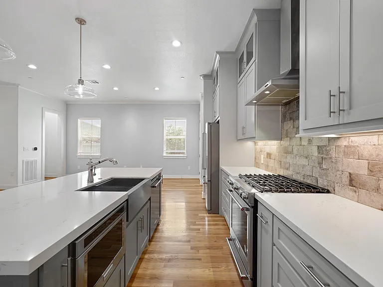 5345 Larkin St — Photo 8