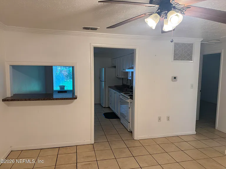 122 N Myrtle St — Photo 5