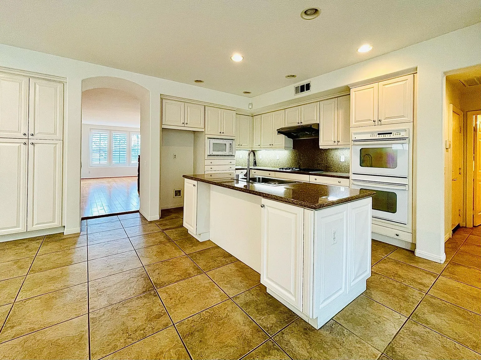 4 bed, 2923 sqft, $6,500 — Photo 4