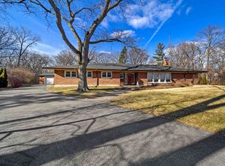 16 Yorkshire Dr, Lincolnshire, IL 60069