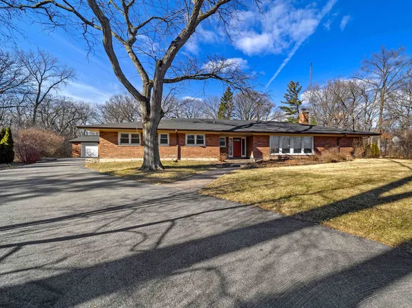 16 Yorkshire Dr, Lincolnshire, IL 60069