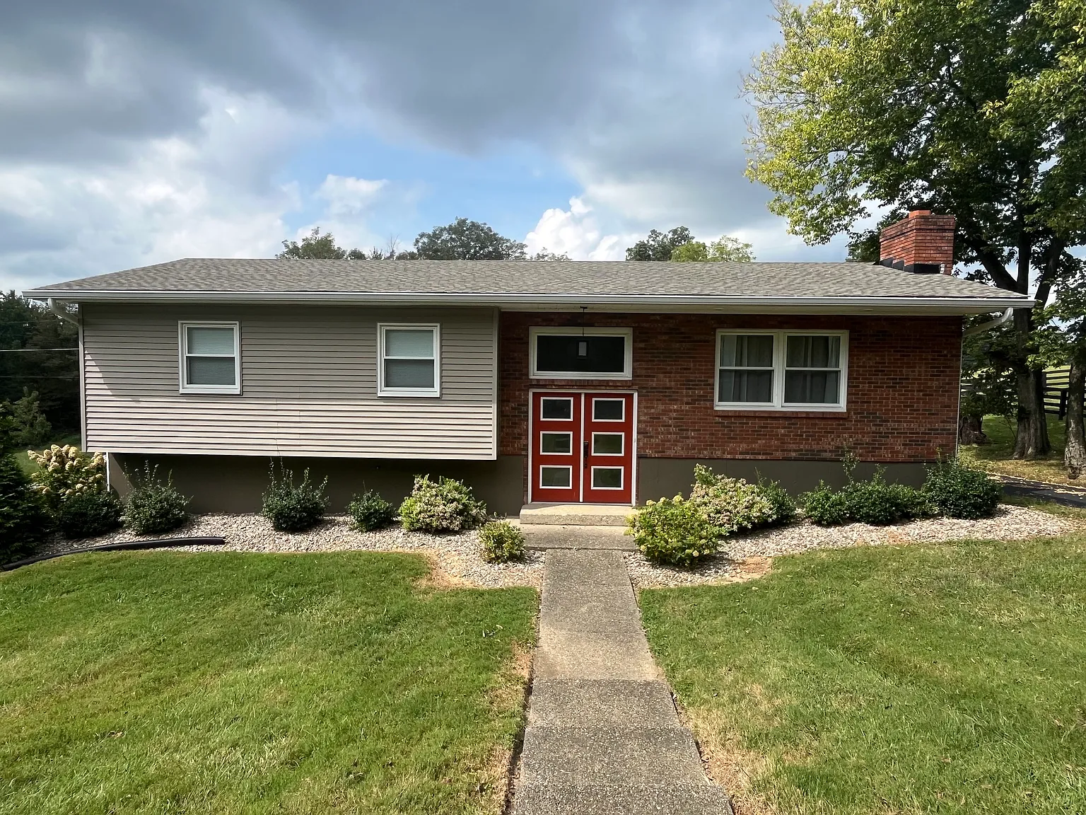 4 bed, 2200 sqft, $2,400 — Photo 1
