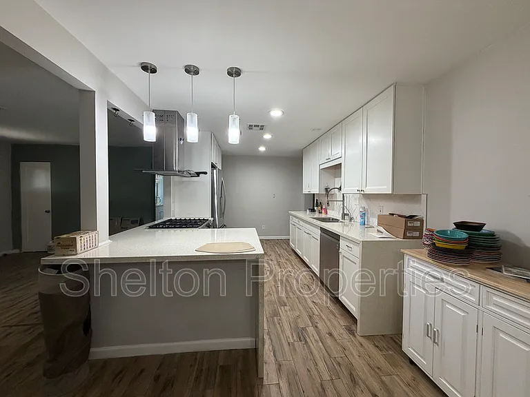 2514 E Fairmount Ave — Photo 4