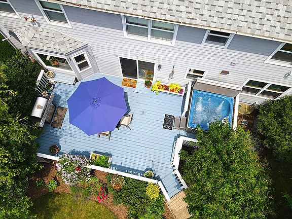 Back deck, private hot tub!