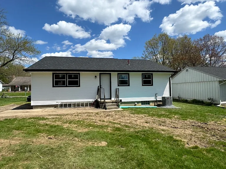 1327 Jefferson Ave — Photo 1