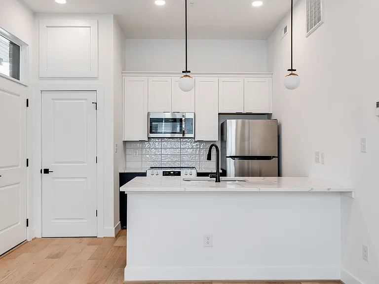 3308 E Marshall St — Photo 5