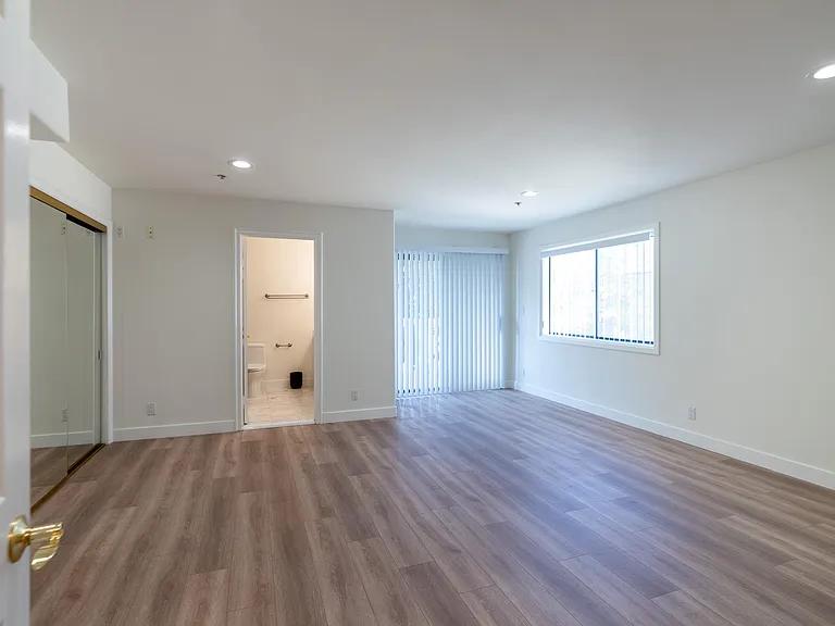 1760 N Alexandria Ave — Photo 14