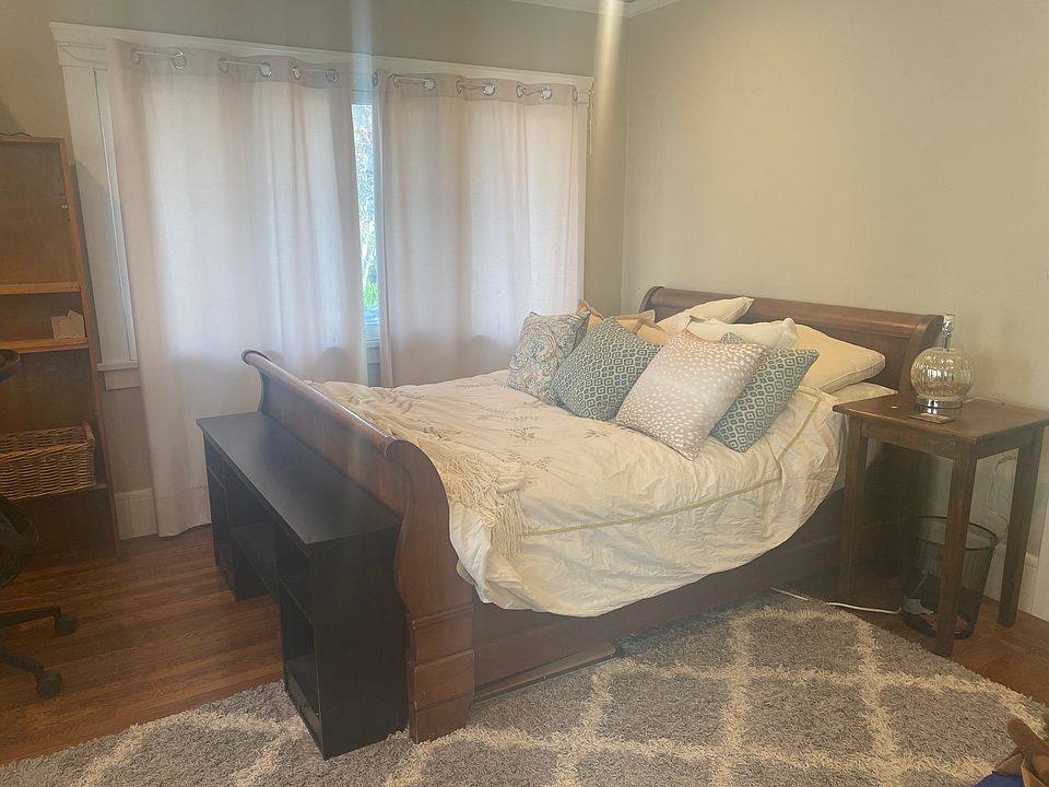 Queen size bed with bedding if needed