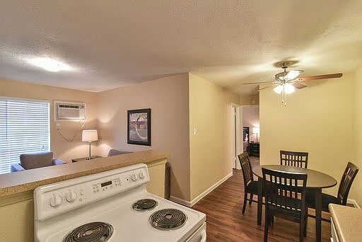 1st image of 220 W Pioneer Pkwy APT 05