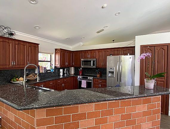 3rd image of 1045 Poplar Cir