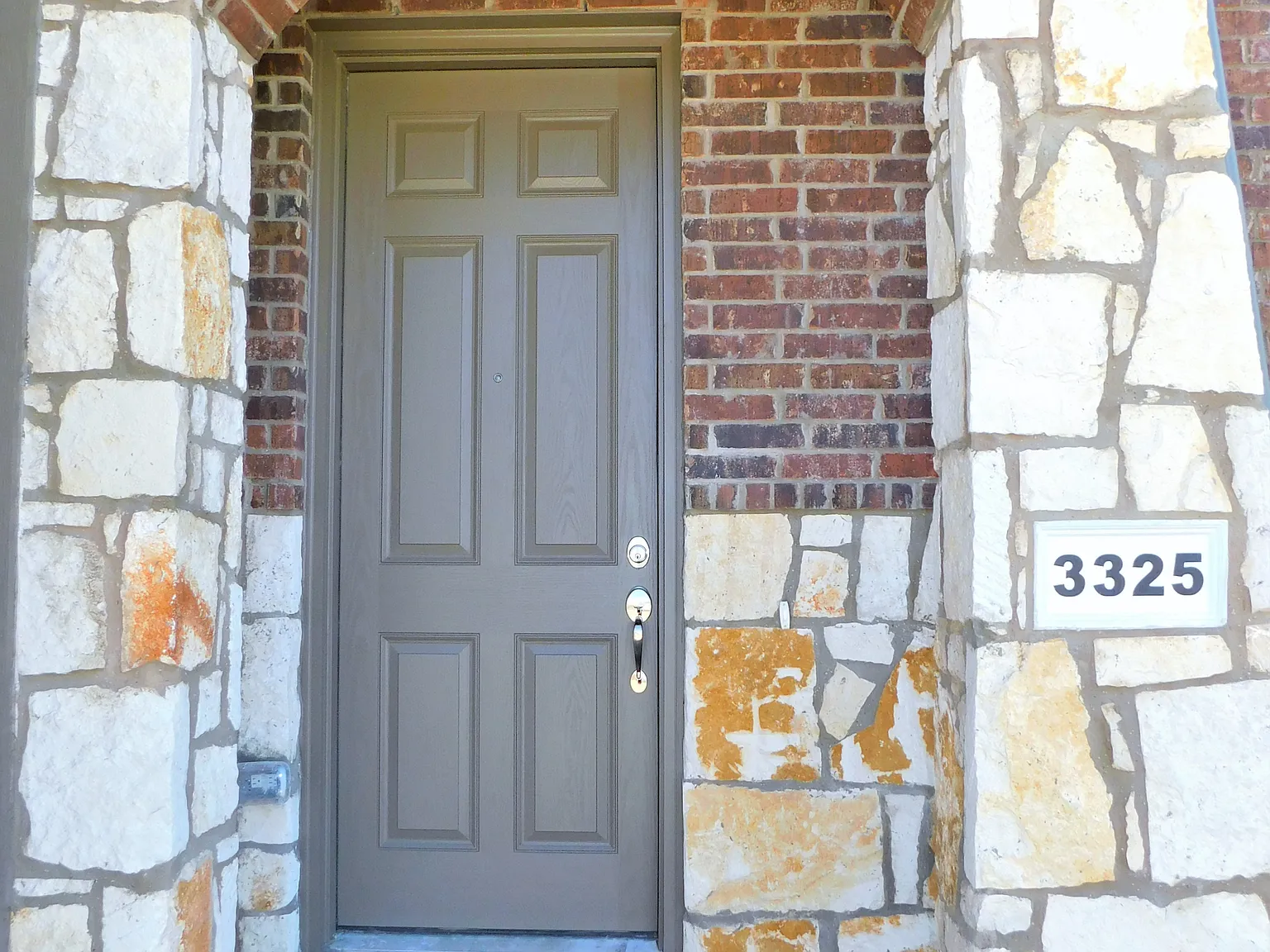 3 bed, 2.5 bath, 1752 sqft, $2,100 — Photo 2