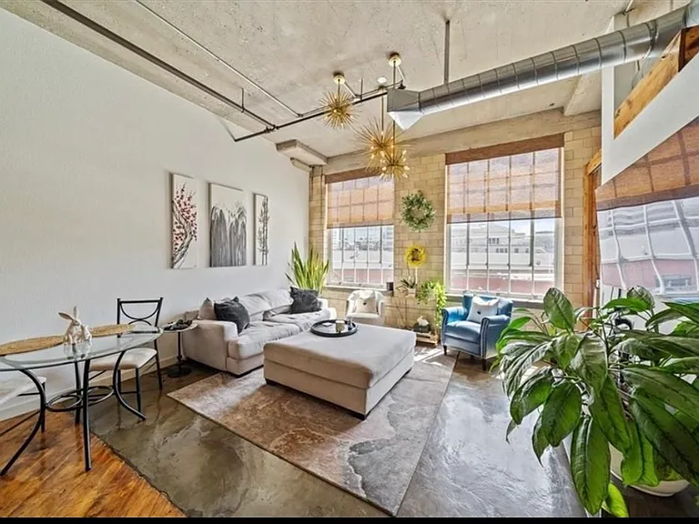 2029 Wyandotte St #202 — Photo 2