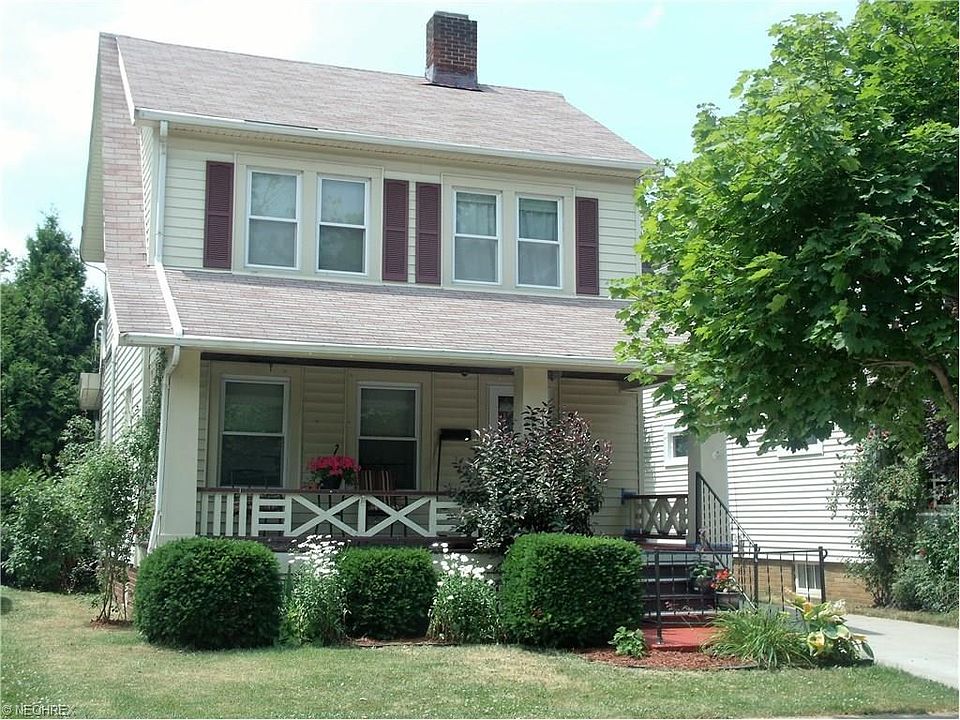 Welcome home to 2086 Elmwood Avenue in Lakewood Ohio!