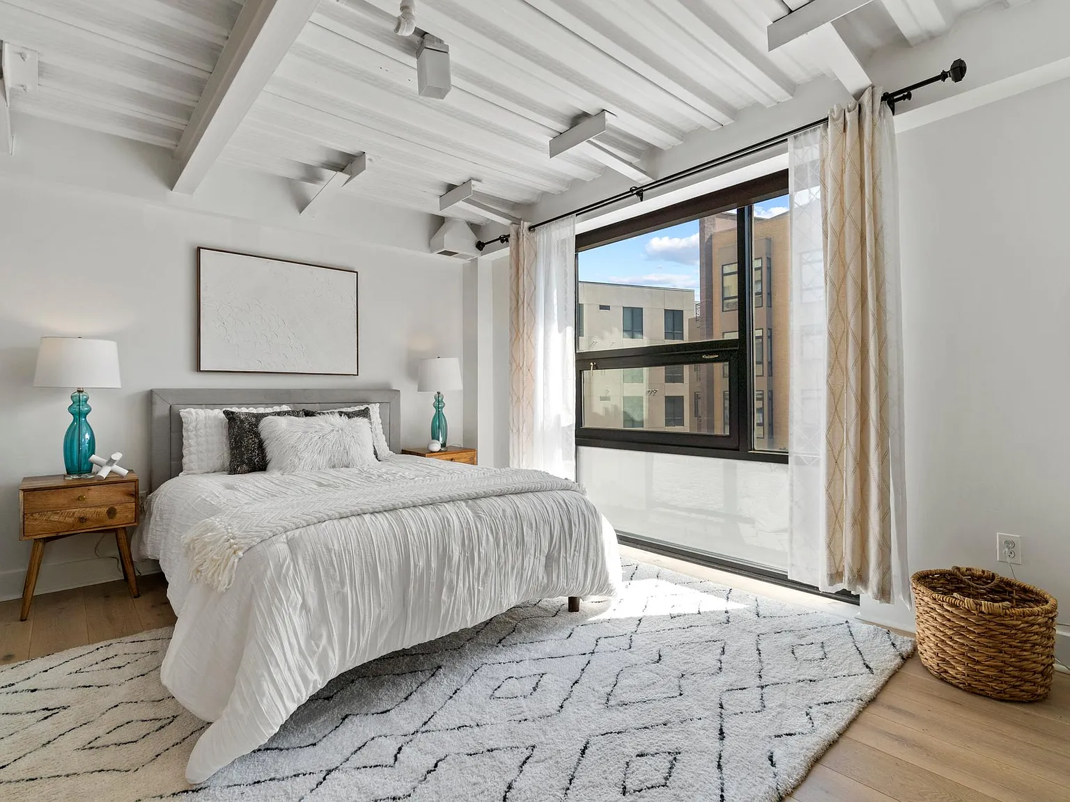 2 bed, 1300 sqft, $4,000 — Photo 4