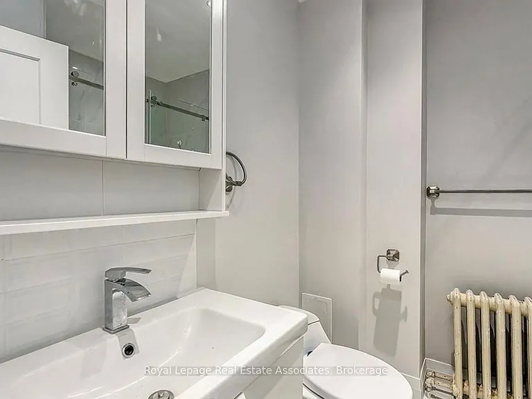 237 Lakeshore Rd E — Photo 10