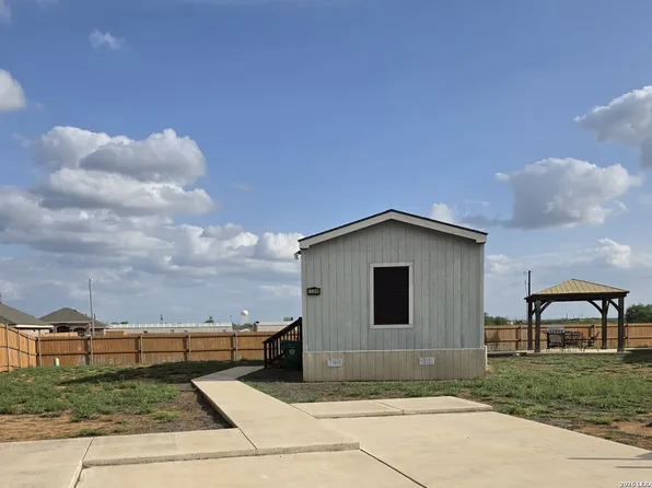 112  17B Energy Drive, Cotulla, TX 78014