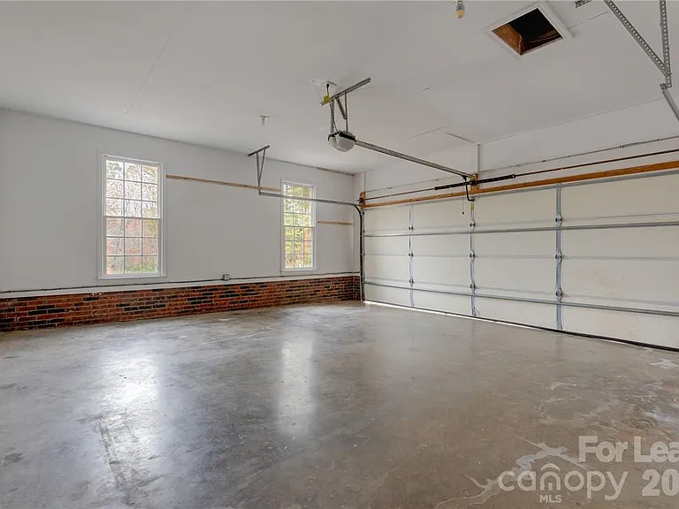 136 Trollingwood Ln — Photo 25