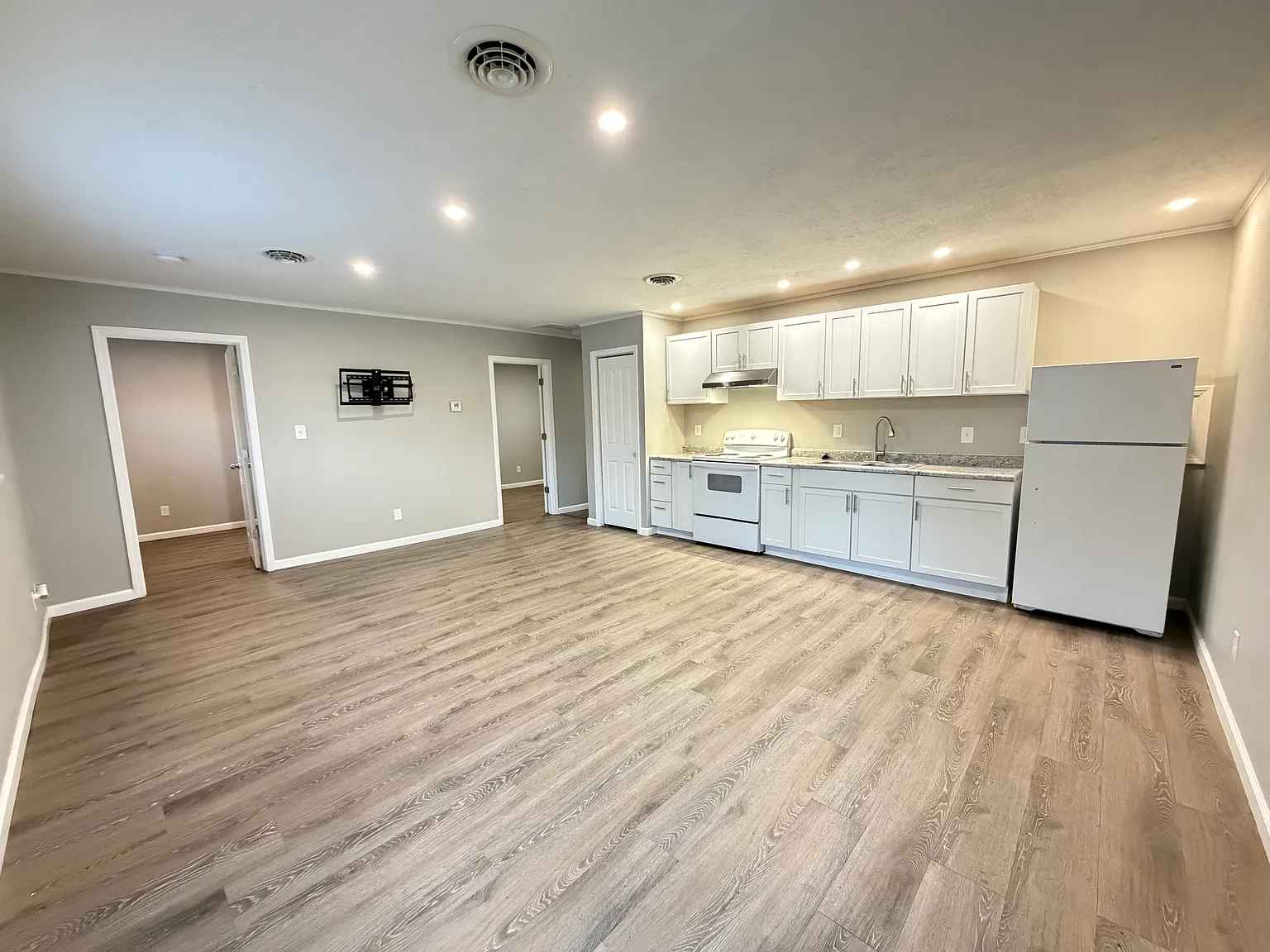 2 bed, $1,000 — Photo 1