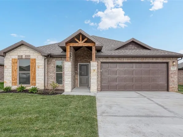 8357 Greentree Dr, Lenexa, KS 66227