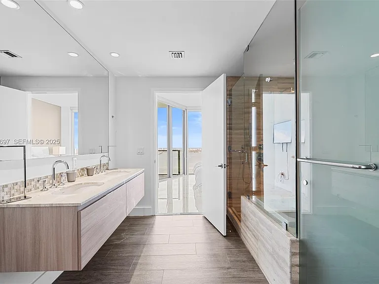 2900 NE 7th Ave #4004 — Photo 32
