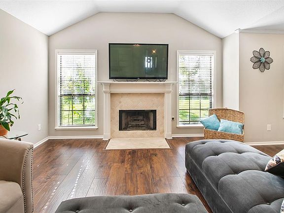 5th image of 104 Bumelia St