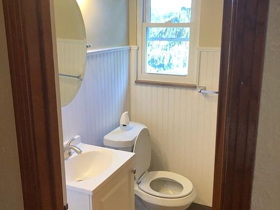 Upstairs full bathroom