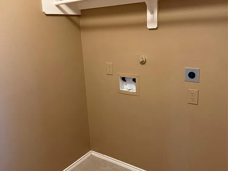 3906 Eastland Lake Dr — Photo 15