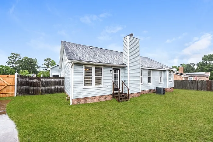 208 Colchester Dr — Photo 11