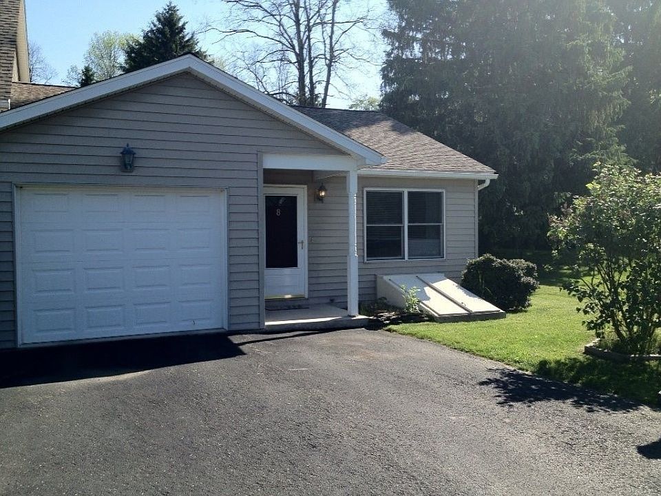End unit, maintenance free yard!
