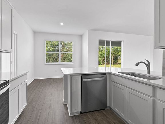 Hosting has never been easier with this beautiful, chef-ready kitchen