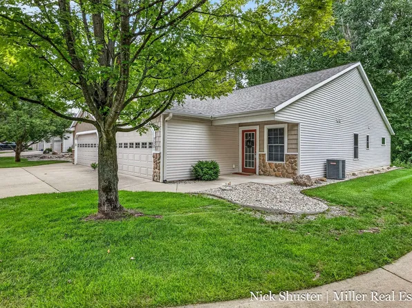 712 Riverwalk St #11, Hastings, MI 49058