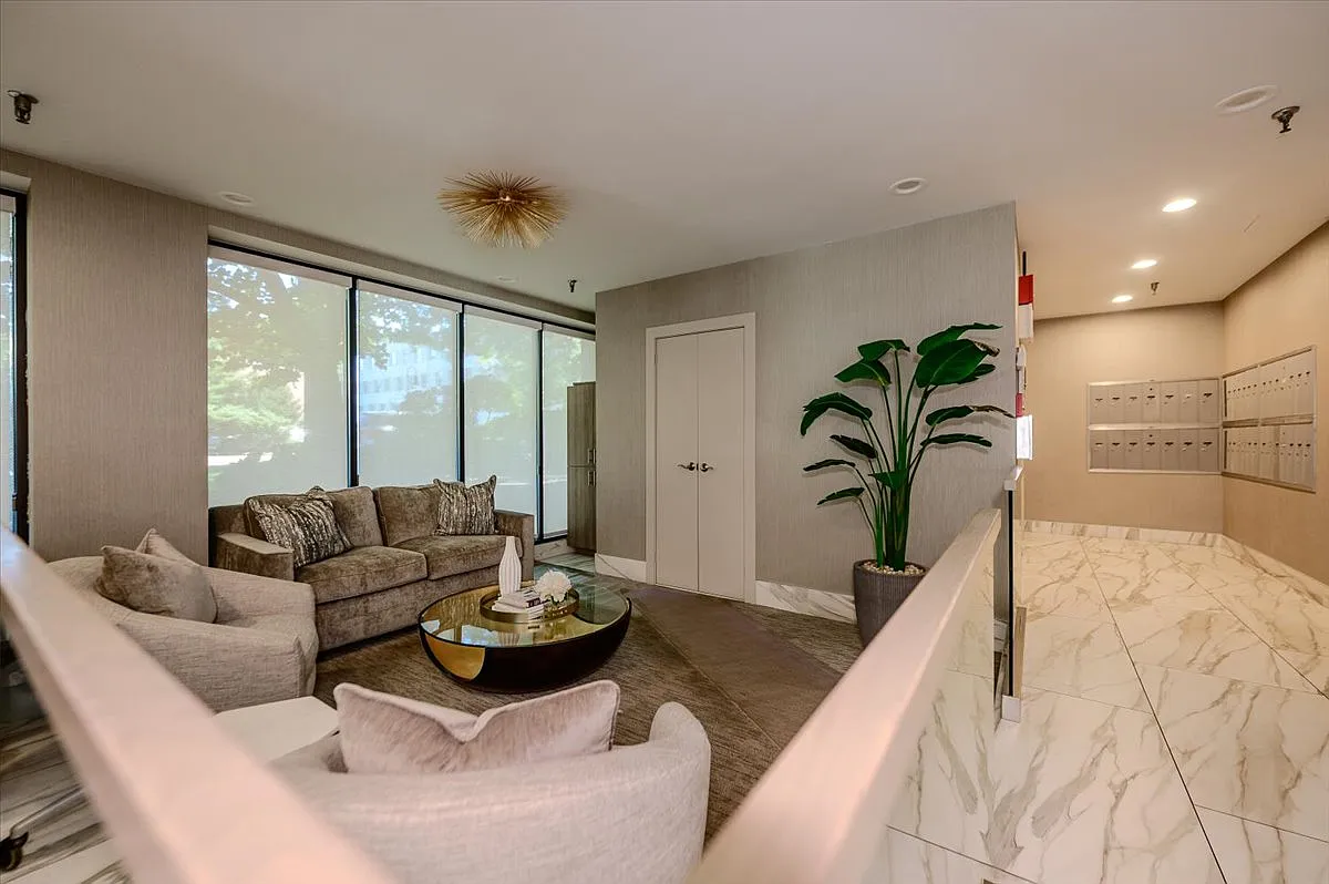 2 bed, 1.5 bath, 1100 sqft, $4,350 — Photo 4