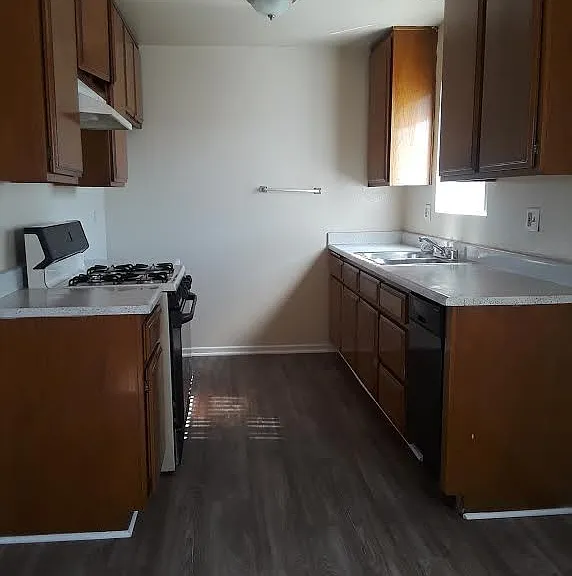 13935 Kornblum Ave — Photo 4