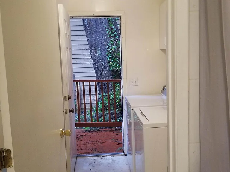 Entrance + washer dryer