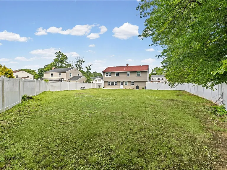 927 Edgemoor Rd — Photo 4