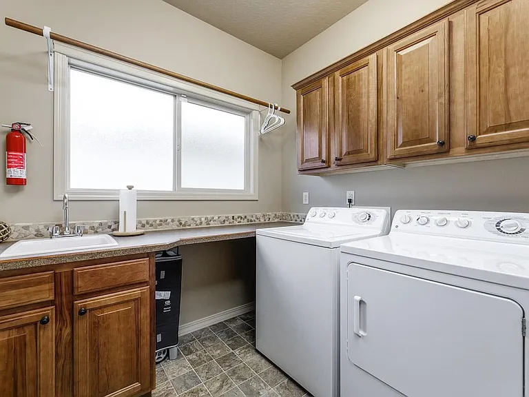 2590 S Legal Ave — Photo 24