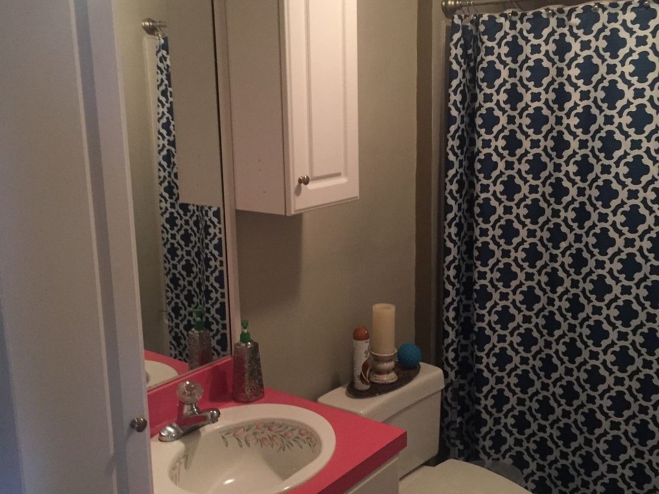 bathroom with tub/shower