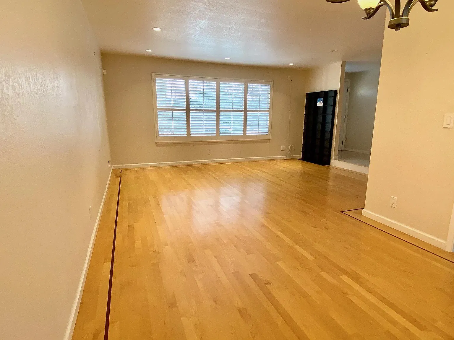 5 bed, 2160 sqft, $7,800 — Photo 2